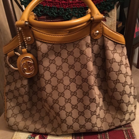 Gucci Handbags - 🌟FLASH SALE🌟 AUTHENTIC GUCCI ‘GG’ CANVAS TOTE